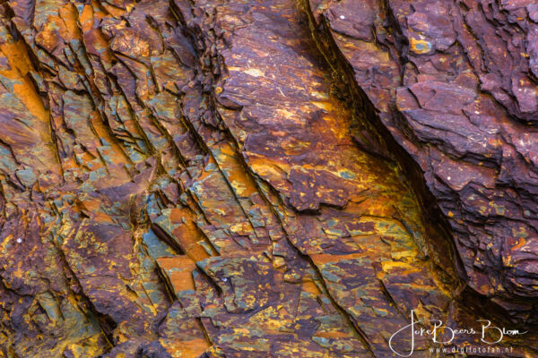 Let op de kleuren in de rotsen