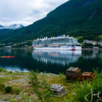 Enorm cruiseschip, 5000 passagiers, bij Olden