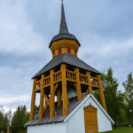 Aparte klokkenstoel bij een kerkje in Mattmar in Zweden