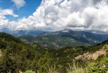 In de bergen geven wolken vaak wat extra’s met de grote schaduwen, dit is overigens een panorama van zes foto’s