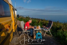 En de volgende morgen scheen de zon, dus naast de bus ontbijten ipv er in!