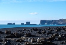 Uitzicht op Dyrholaey vanaf Reynisfjara