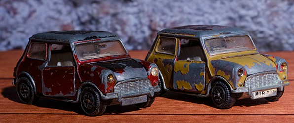 Lockdown fotografie: Oude speelgoedautootjes