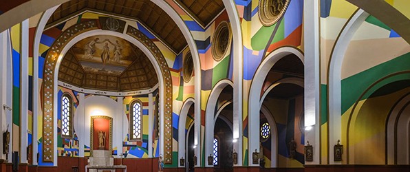 De kleurrijke kerk in Penelles